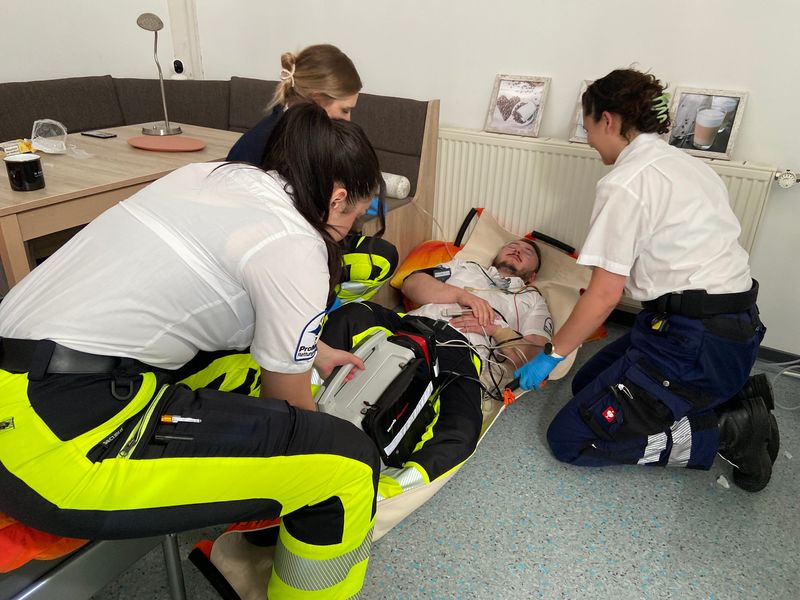 ProMedic-Rettungskräfte versorgen einen Patienten